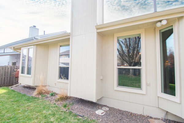 Exterior single hung vinyl windows